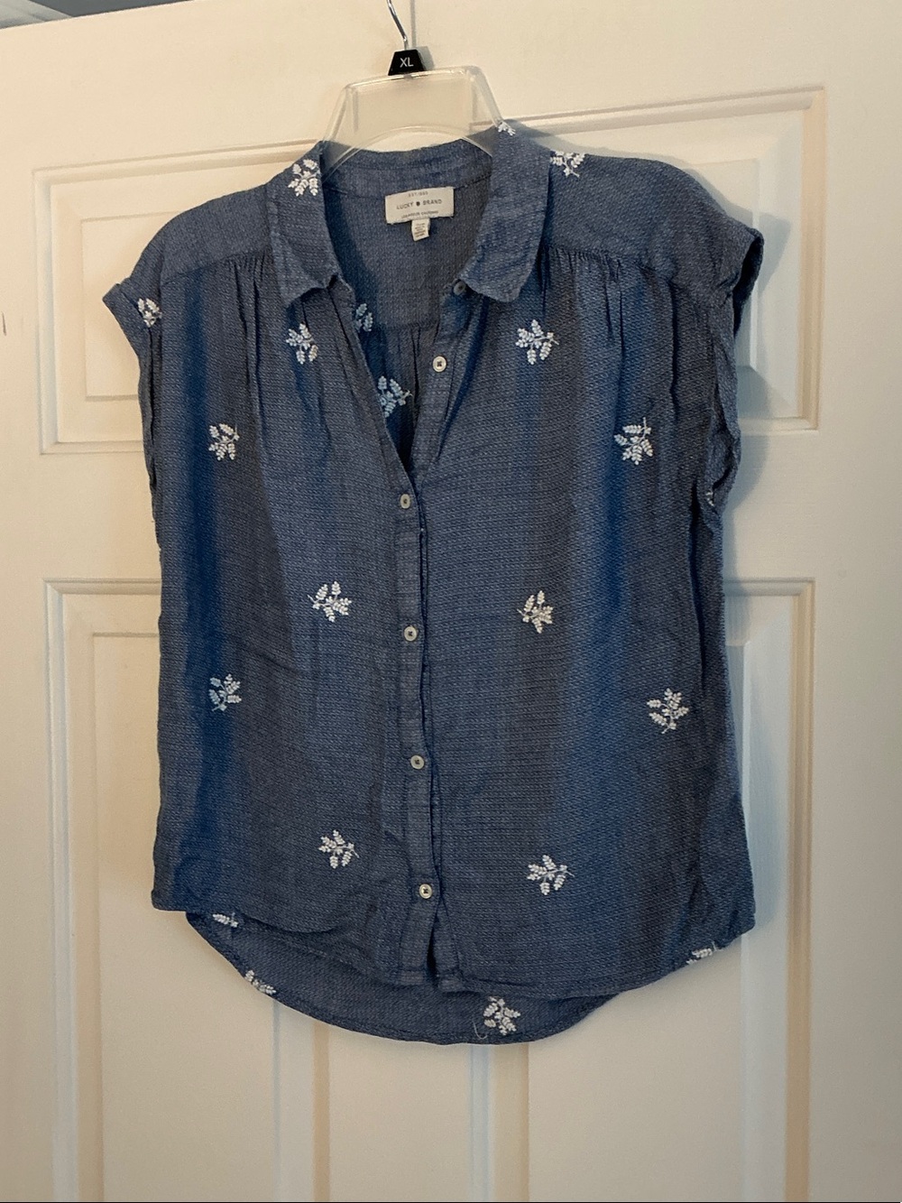 Lucky Brand Blue Embroidered Chambray Button-Down Shirt size small